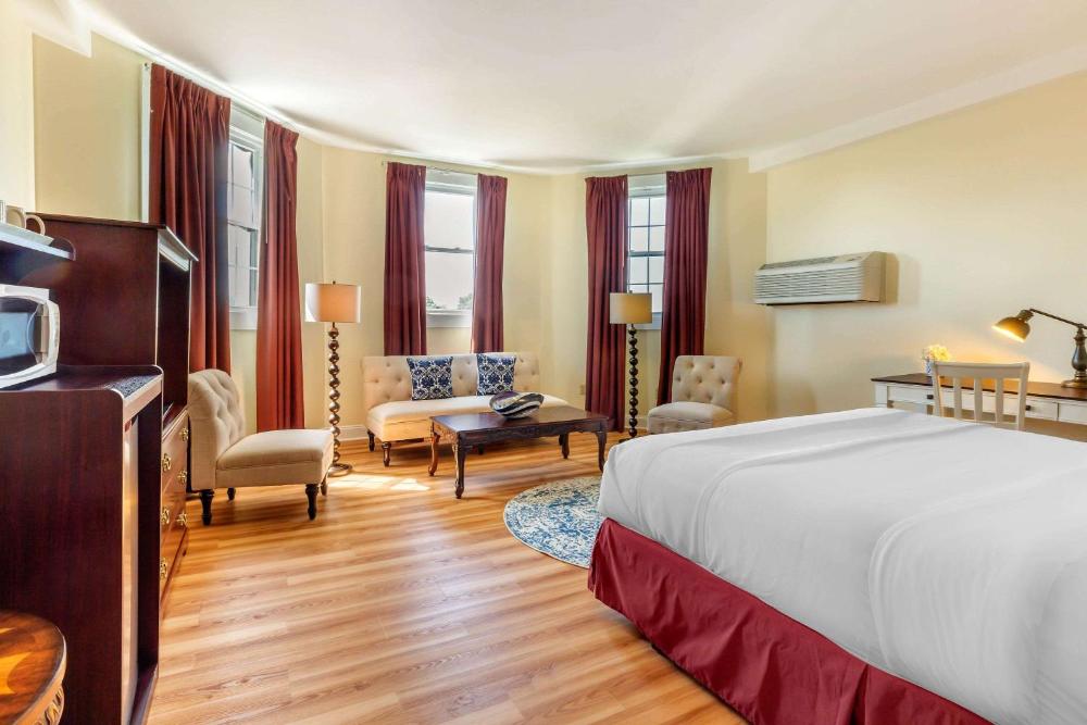 King Room with Seating Area - Non Smoking interior